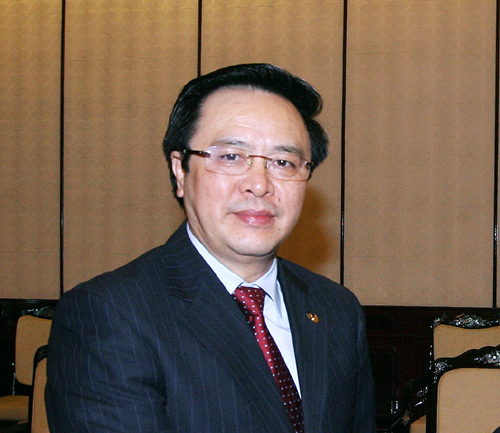 ທ່ານຫົວໜ້າຄະນະການຕ່າງປະເທດສູນກາງຮ່ວາງບິງກວນຕ້ອນຮັບຄະນະສະມາຊິກສະພາຕຳ່ອາເມລິກາ